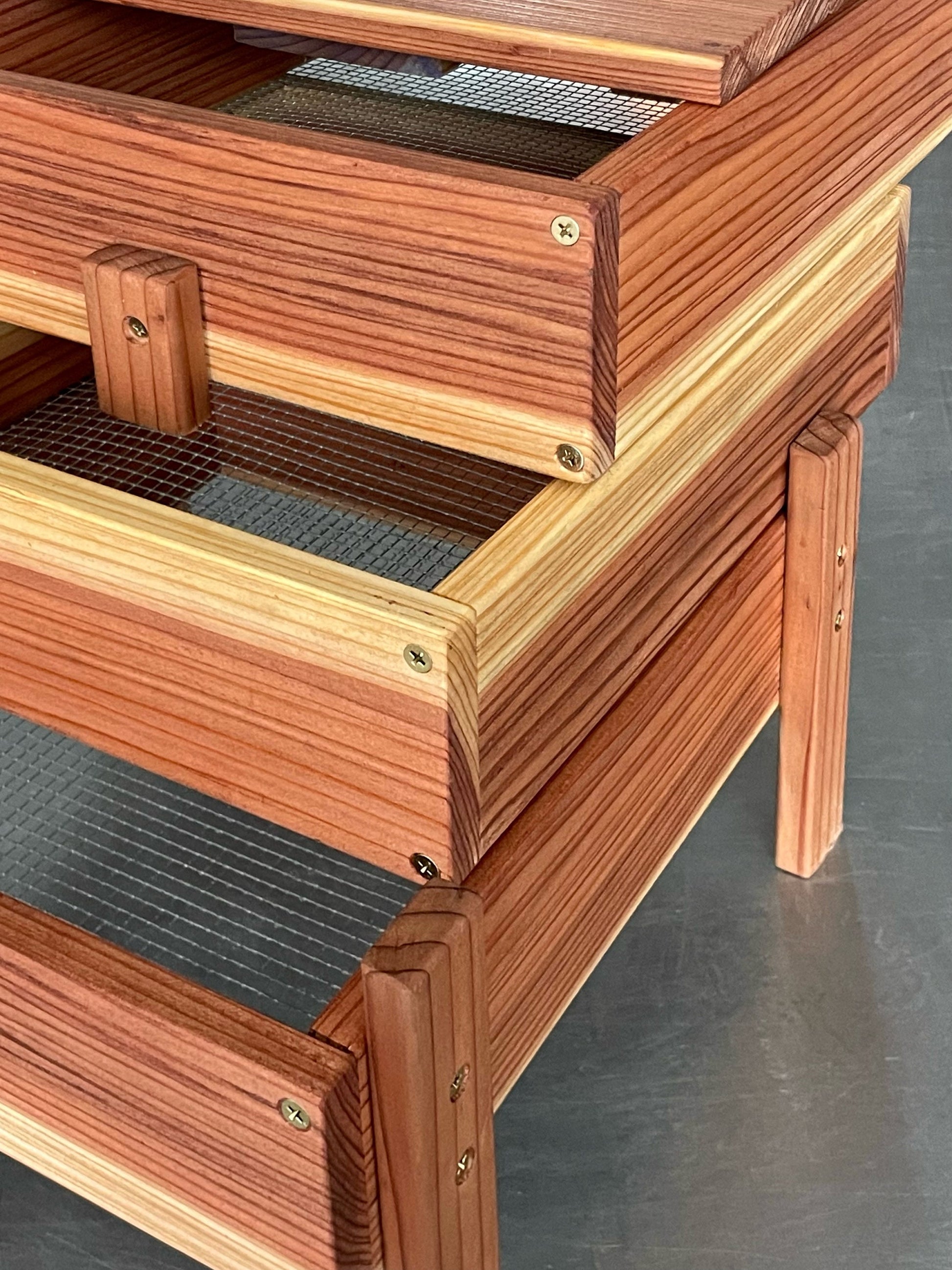 Warm, Rich Redwood • Naturally Rot-Resistant. Sustainably Harvested • Eco-Friendly. Chemical-Free Wood • Safe for Worms & PlantsGalvanized metal mesh bottoms for easy worm migration